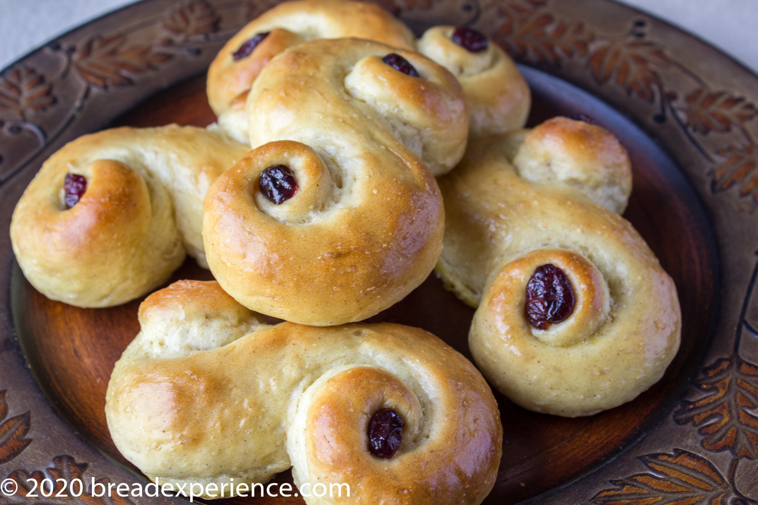 St. Lucia Buns shaped in S