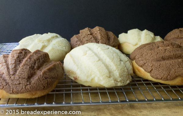 Conchas cooling on a wire rack