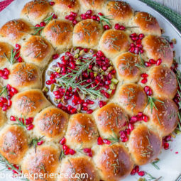 Einkorn Bread Roll Wreath with Baked Brie