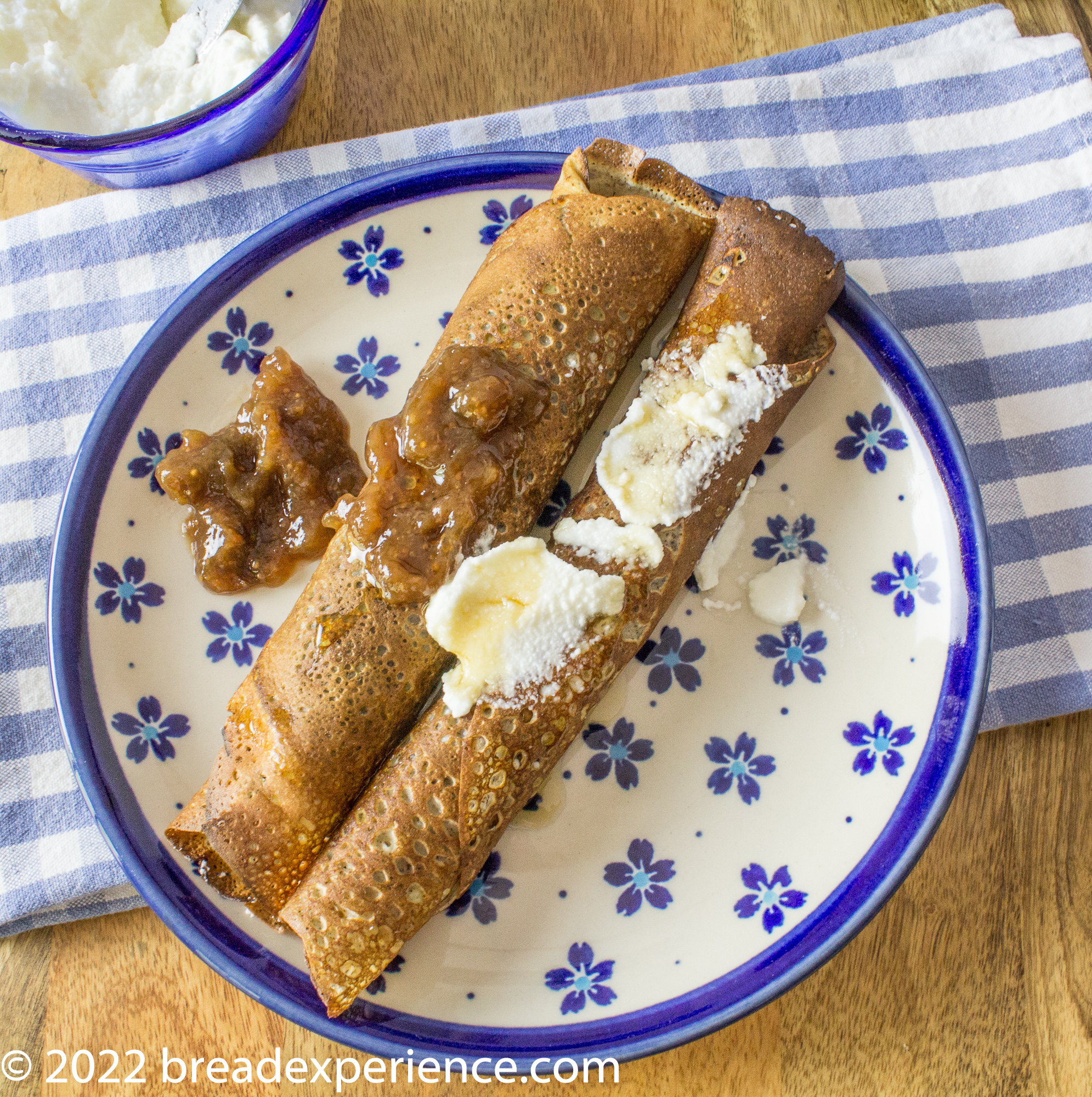 Mlyntsi rolled with ricotta cheese